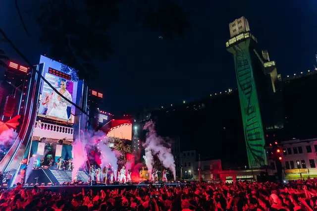 Imagem de Léo Santana reúne multidão para celebrar 20 anos de uma carreira GIGANTE